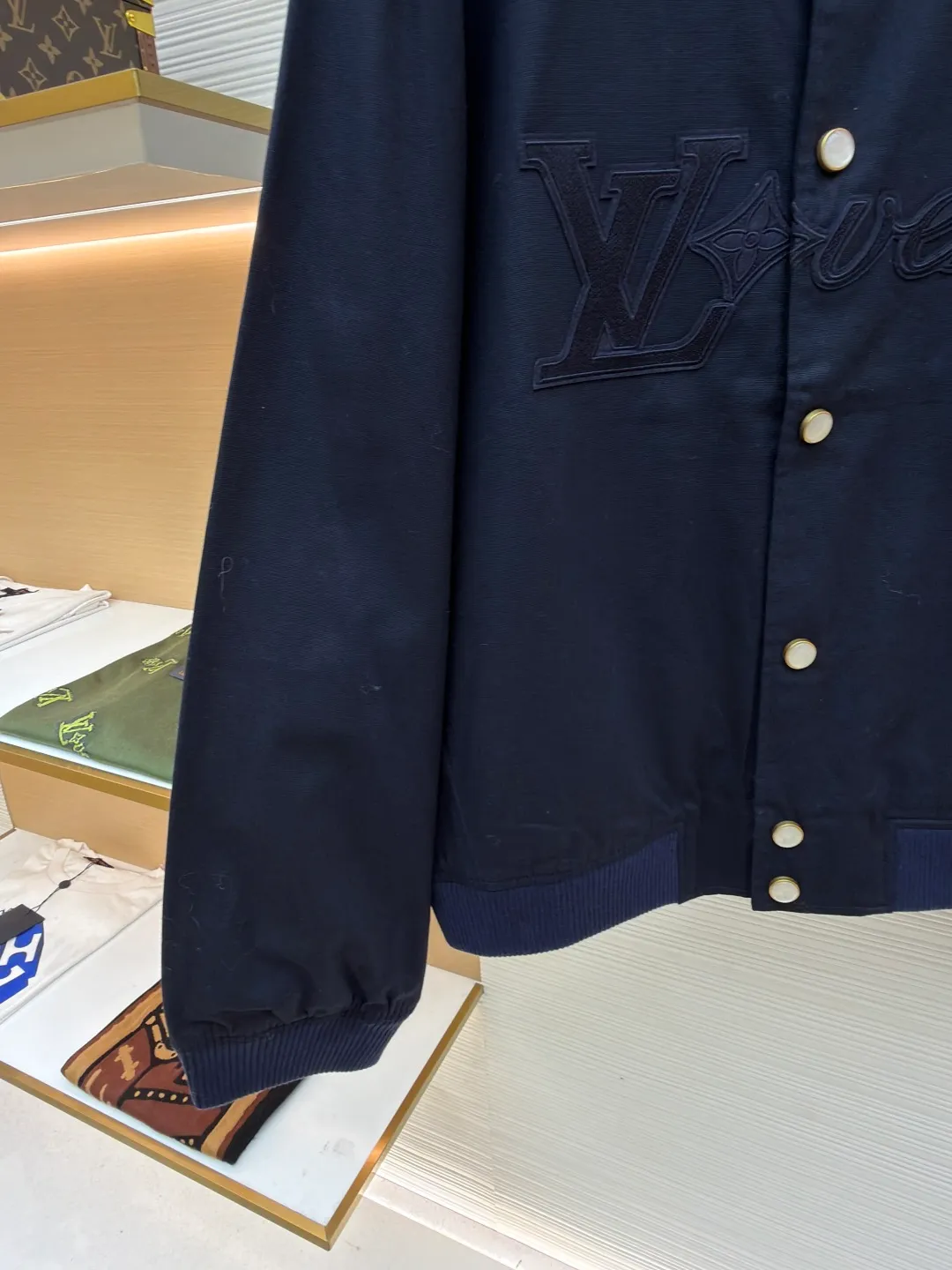 LOUIS VUITTON Little Martin Chapter Jacket ●Original version: 25400 purchased and developed ●Item number: 1680930-C55 ●Fabric: Oxford plain weave fabric ●Technology: embroidery production ●Version: fitted version ●Weight: about 790 grams ●Size: 44-46-48-50 ●Description: The fabric is made of [21s+16s Oxford plain weave], [warp and weft density 120*60], matching [cupro ammonia silk + cotton blended material lining], the front panel [positioning powder sweep template motorcycle left and right chapters], after the chapters are sewn together, there is [restored flower effect], the chapters are embroidered with [Tajima embroidery machine imported from Japan], and the bottom [non-woven cotton embroidery] Thread tatami stitch + outer short stitch hemming three-dimensional embroidery], [laser burning] to accurately cut the finished chapter, the middle microfiber material ear piece is hung with a hand-touch lacquered chain, the four-button buckle is all made of [natural seawater mother-of-pearl], the whole piece is [hand-polished to an oval shape and size], the surface is [letters engraved with a die and lathe], and [hand-made glue] is inlaid in the ancient golden base. The overall wiring is straight and delicate, the fabric is comfortable and soft, and the color is consistent without color difference. It can be matched with the same style to create a fashionable look and control various occasions. Customized accessories, complete with three standards, same style for men and women!